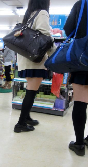 ツンツン小悪魔ニーハイ女子校生。 絶対領域パンチラ