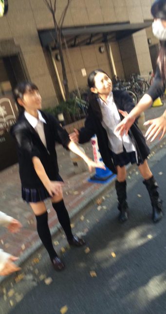 スカートとニーハイの間の太もも「絶対領域」